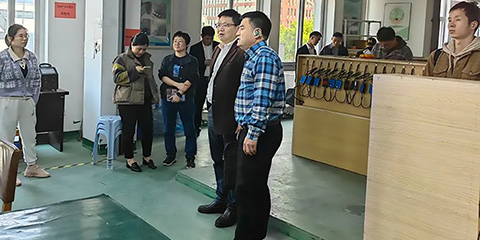 市經(jīng)信局副局長(zhǎng)楊雄文帶隊(duì)，蒼南縣經(jīng)信局趙局、壽局陪同來(lái)公司調(diào)研的圖片